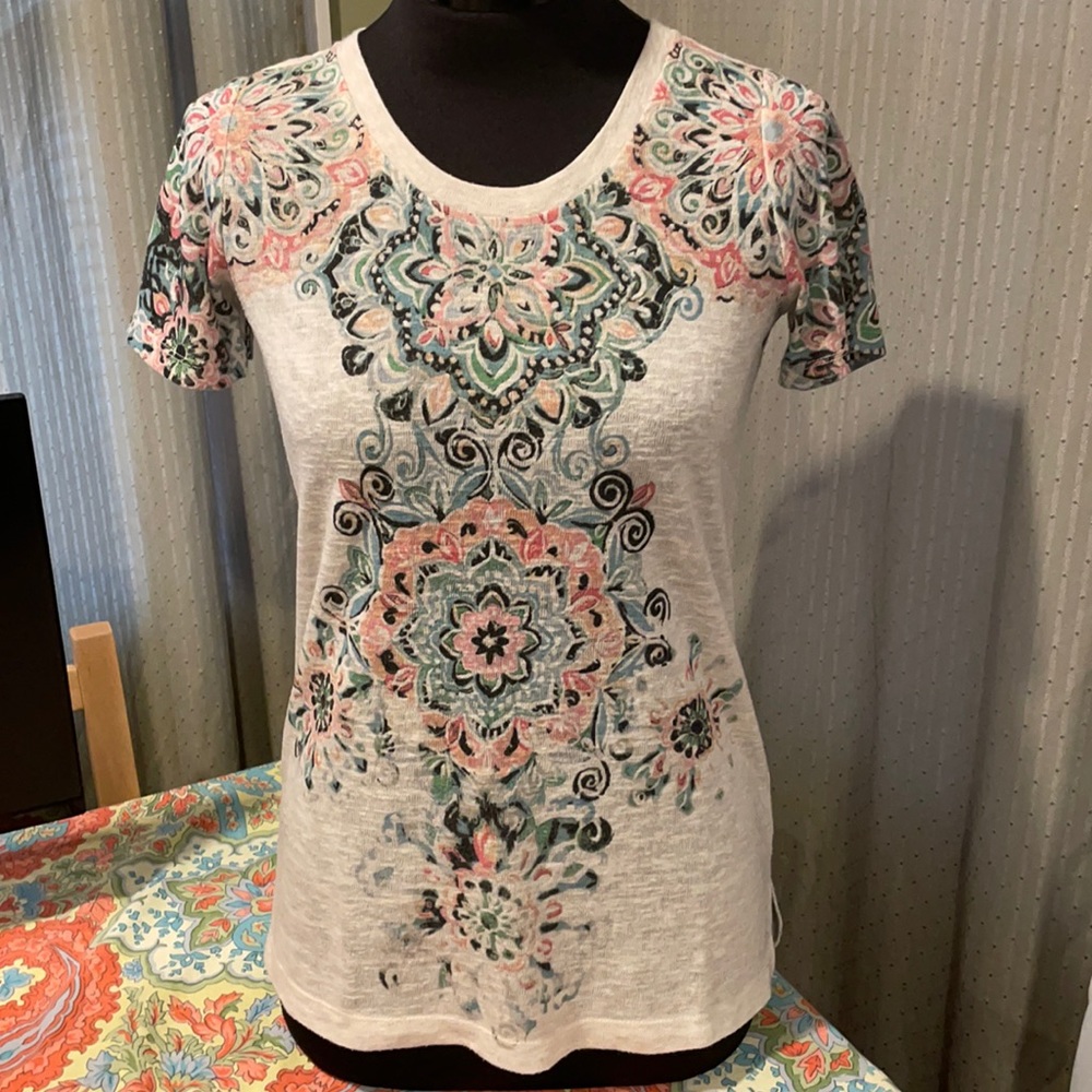 Max Jeans White Floral Medallion Short Sleeve Top